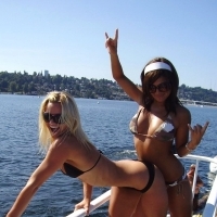 hot-bikini-boat-party-004.jpg